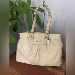 🤩Coach Ashley Beige leather handbag🤩